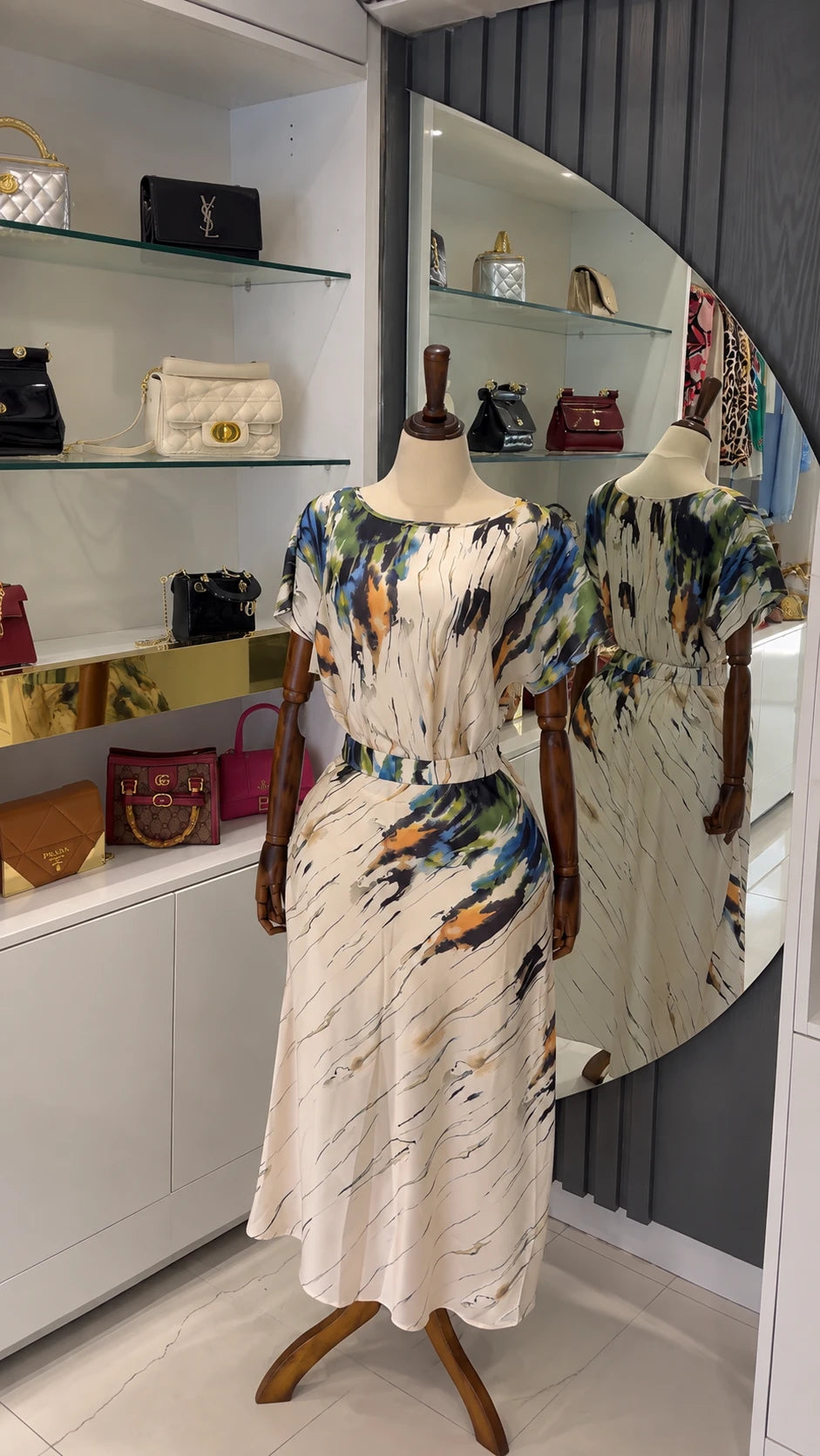 Ensemble top et jupe midi satinée aquarelle crème