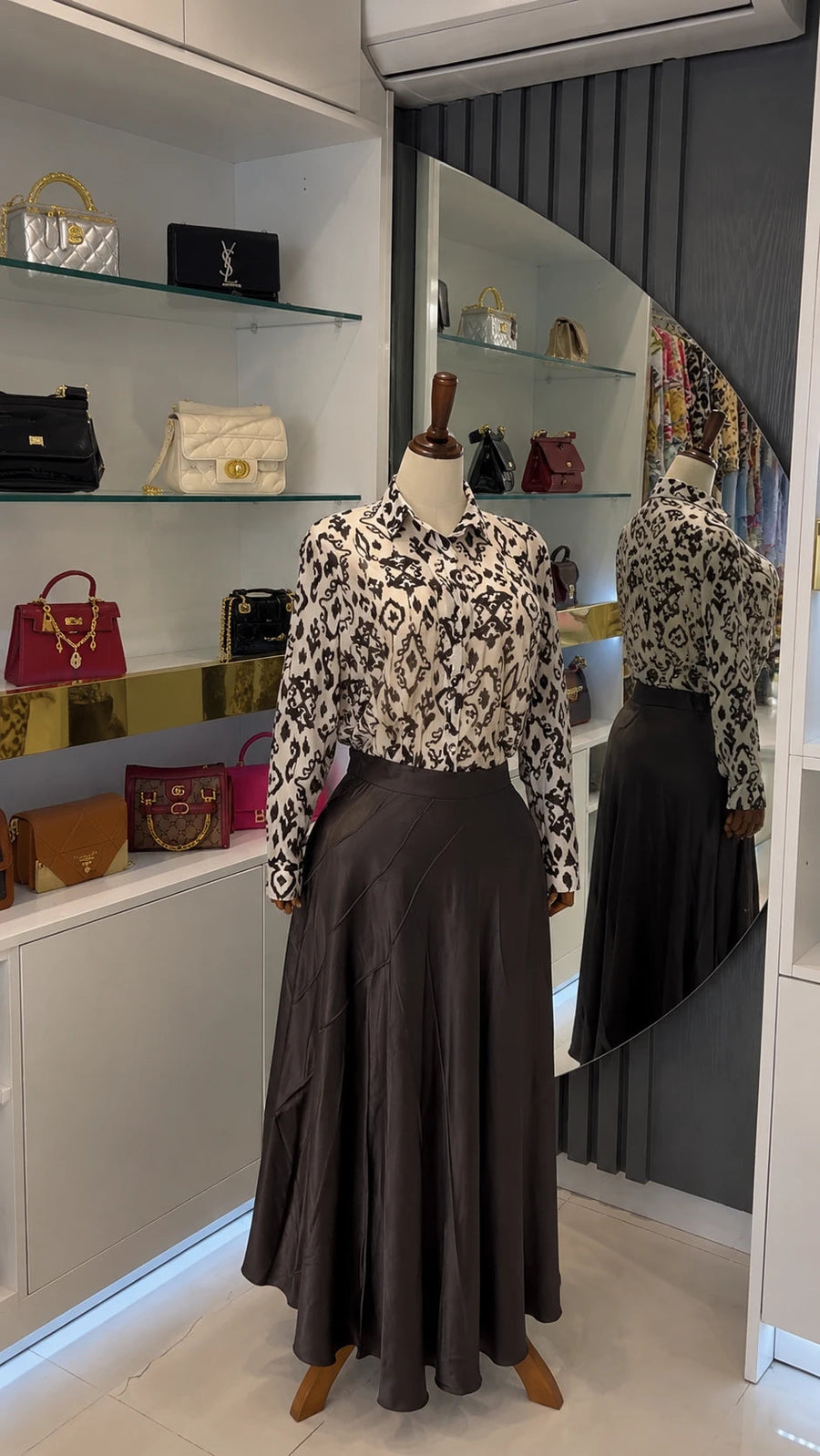 Ensemble chemise ikat noir et blanc et jupe longue satinée chocolat