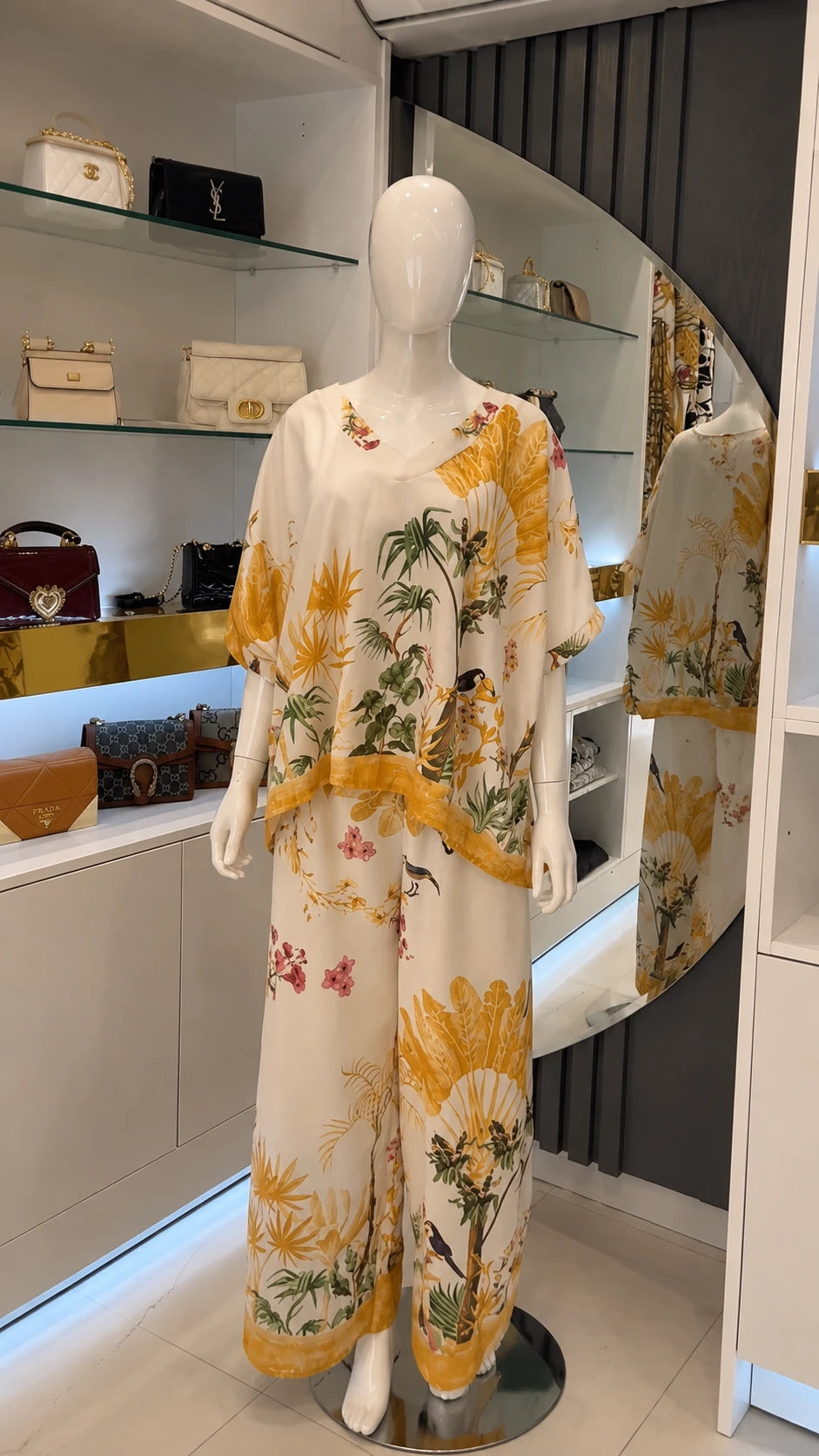 Ensemble poncho col V et pantalon large crème imprimé tropical