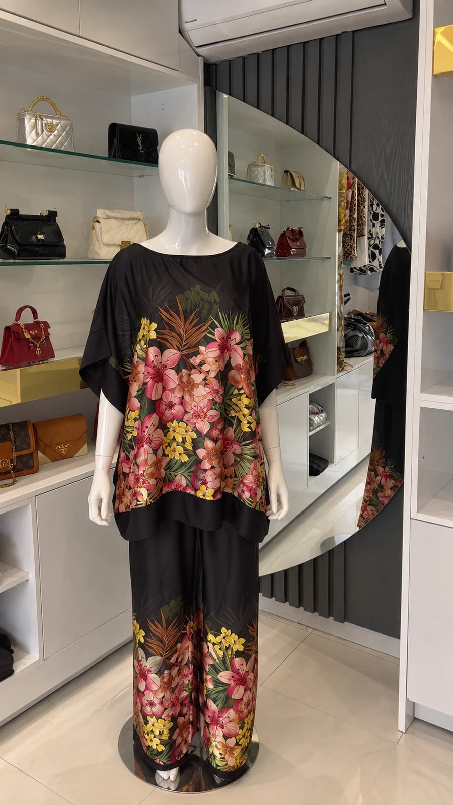 Ensemble poncho et pantalon large noir à fleurs tropicales