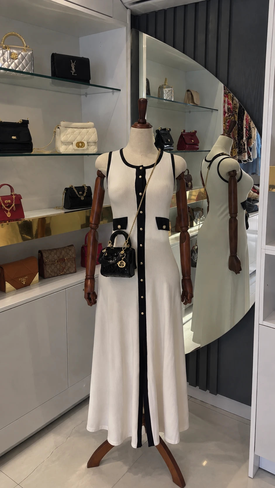 Robe longue en maille blanche à liseré noir et boutons dorés