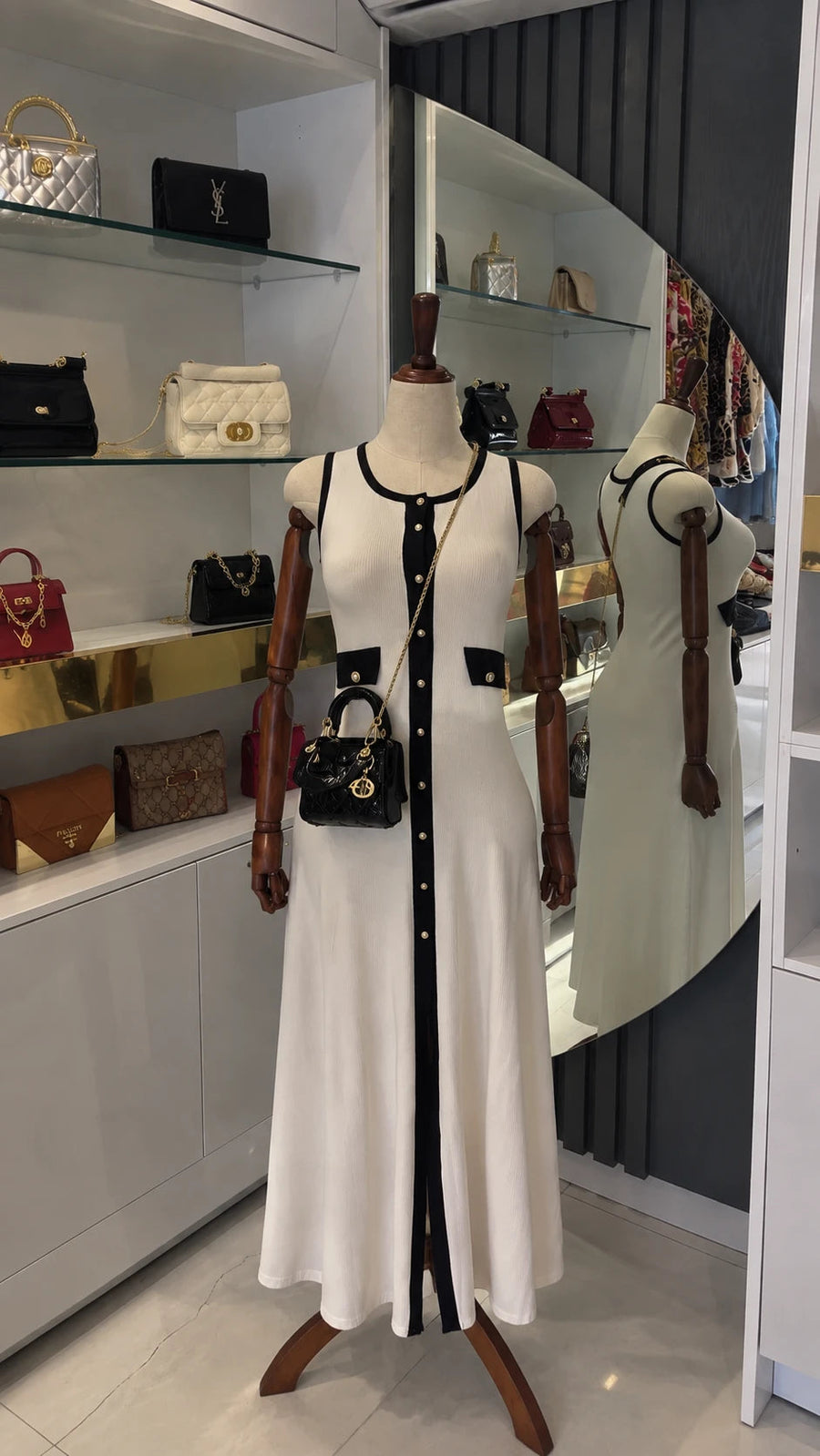 Robe longue en maille blanche à liseré noir et boutons dorés