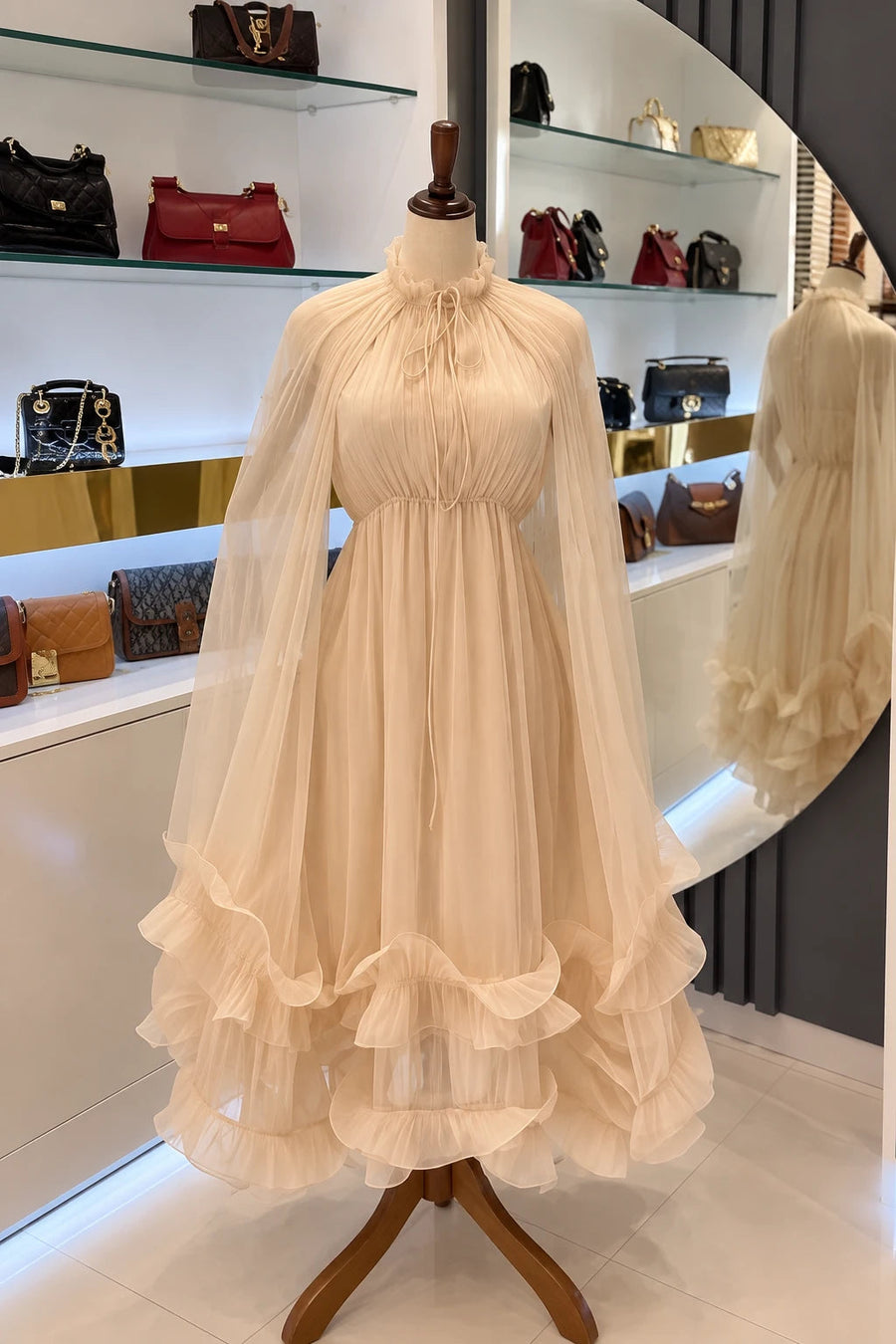 Robe longue en tulle à volants champagne