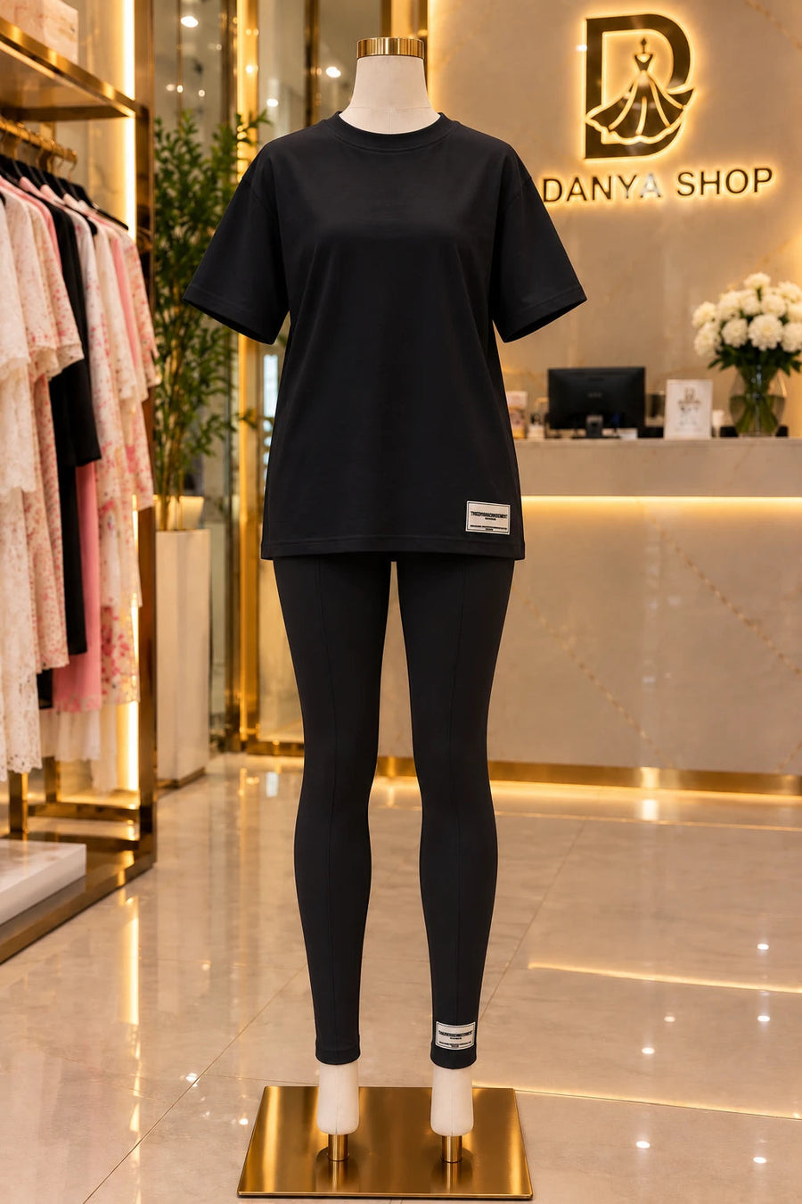 The Giving Movement – ensemble t-shirt et legging noir, devant